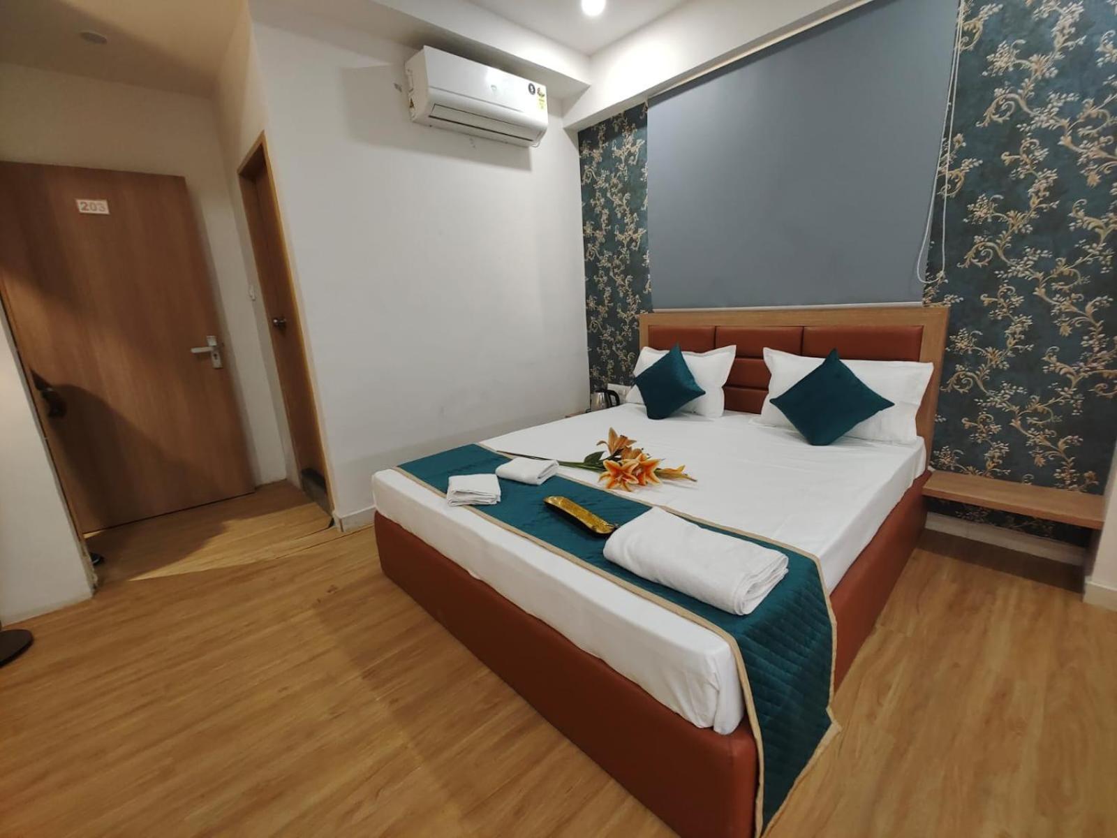 Hotel Prasang Surat Luaran gambar