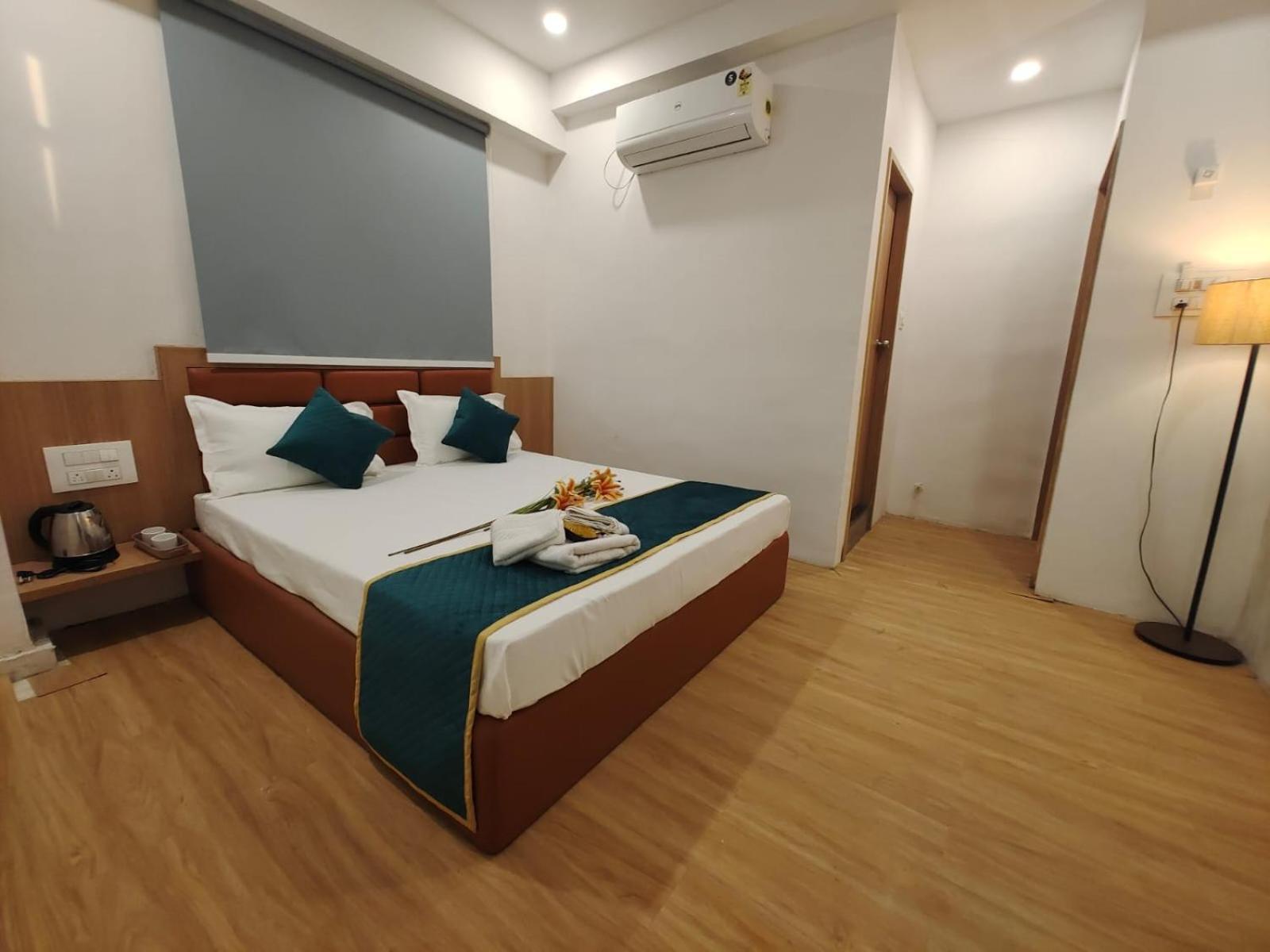 Hotel Prasang Surat Luaran gambar