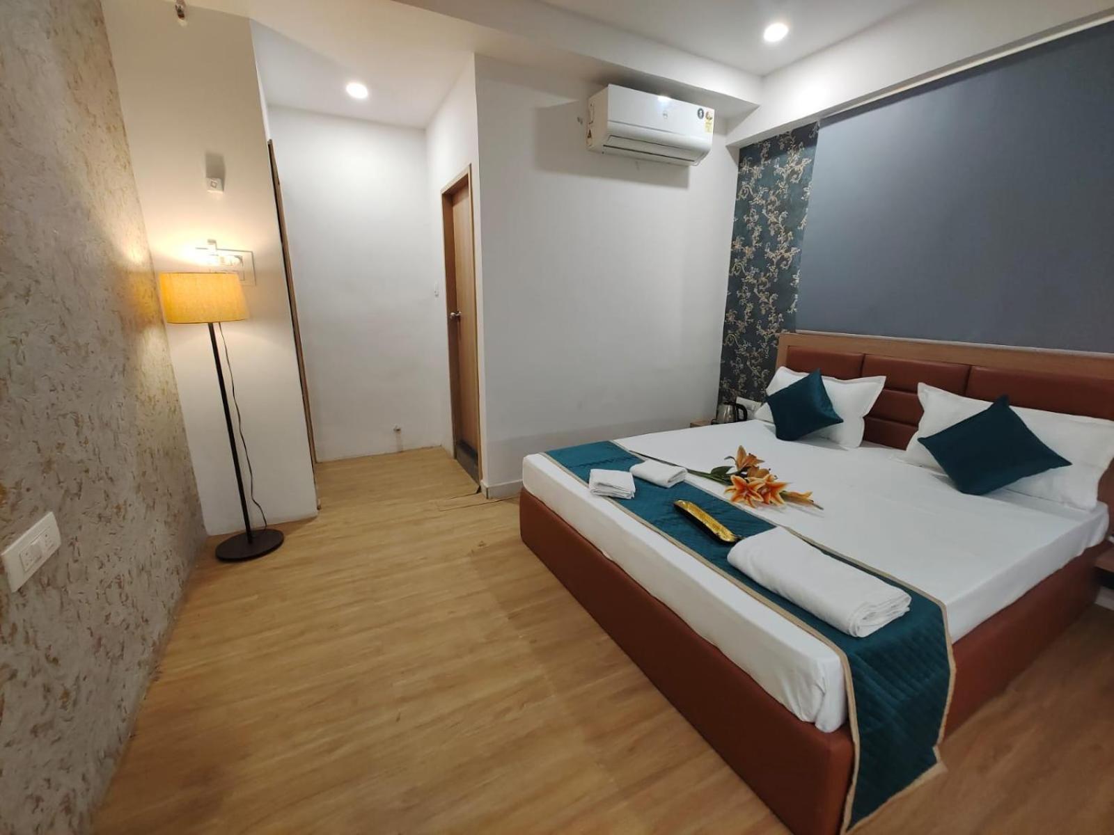 Hotel Prasang Surat Luaran gambar