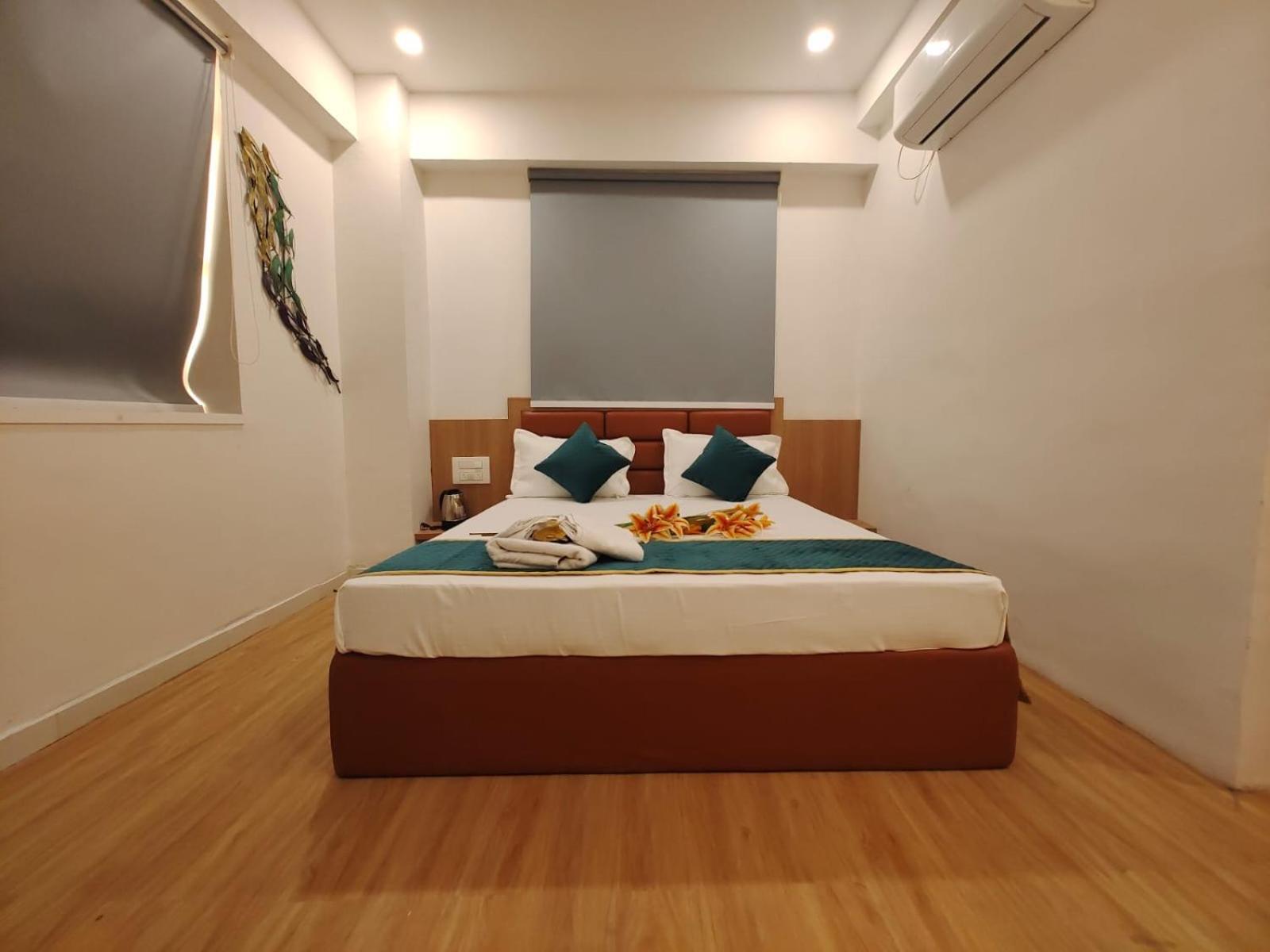 Hotel Prasang Surat Luaran gambar